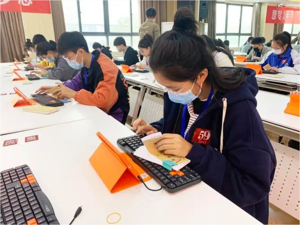 ,美国监管给经重新设计的苹果新款手表进口开绿灯，但苹果的代价巨大